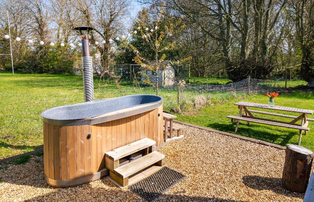Old King William Shepherd Huts And Private Hot Tubs In North Norfolk Hunworth Екстериор снимка